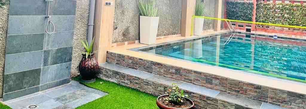 Villa avec piscine jardin garni vue dégagée