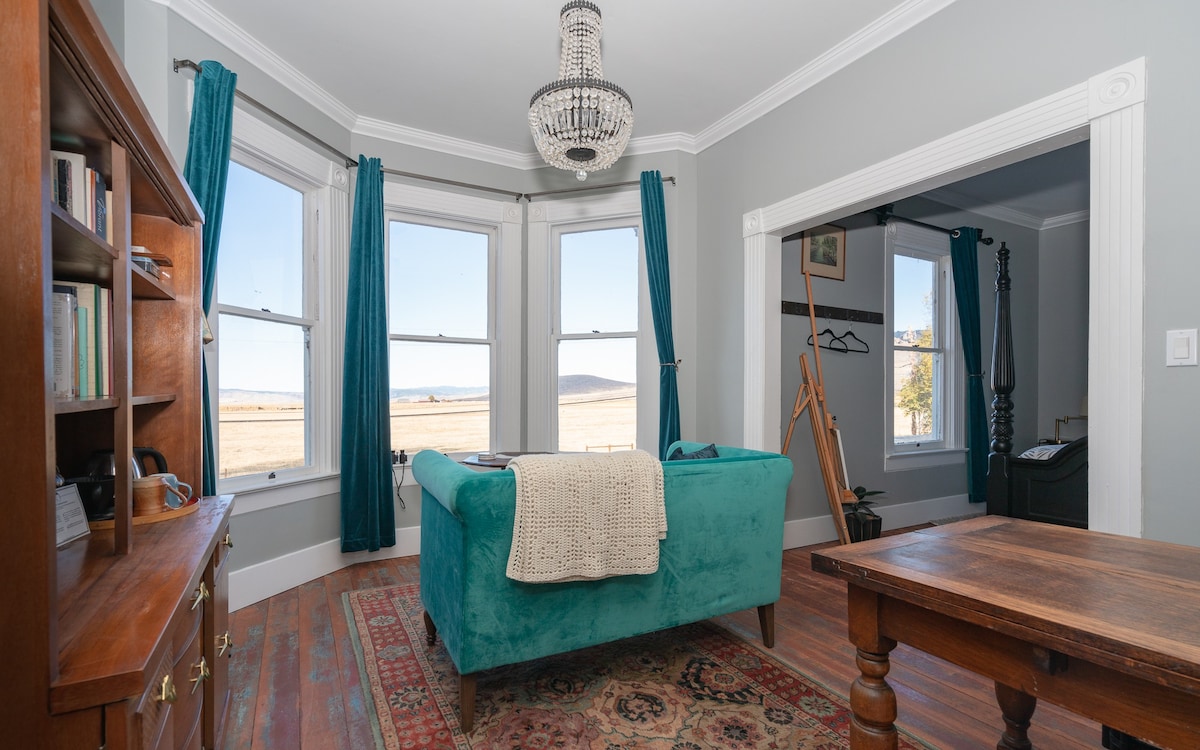 Clemens Bridal Suite, Gilded Drifter Inn Loyalton