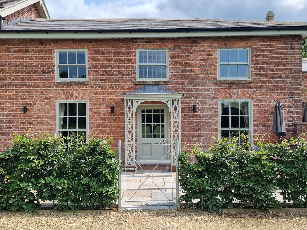 Boutique Georgian Estate Cottage