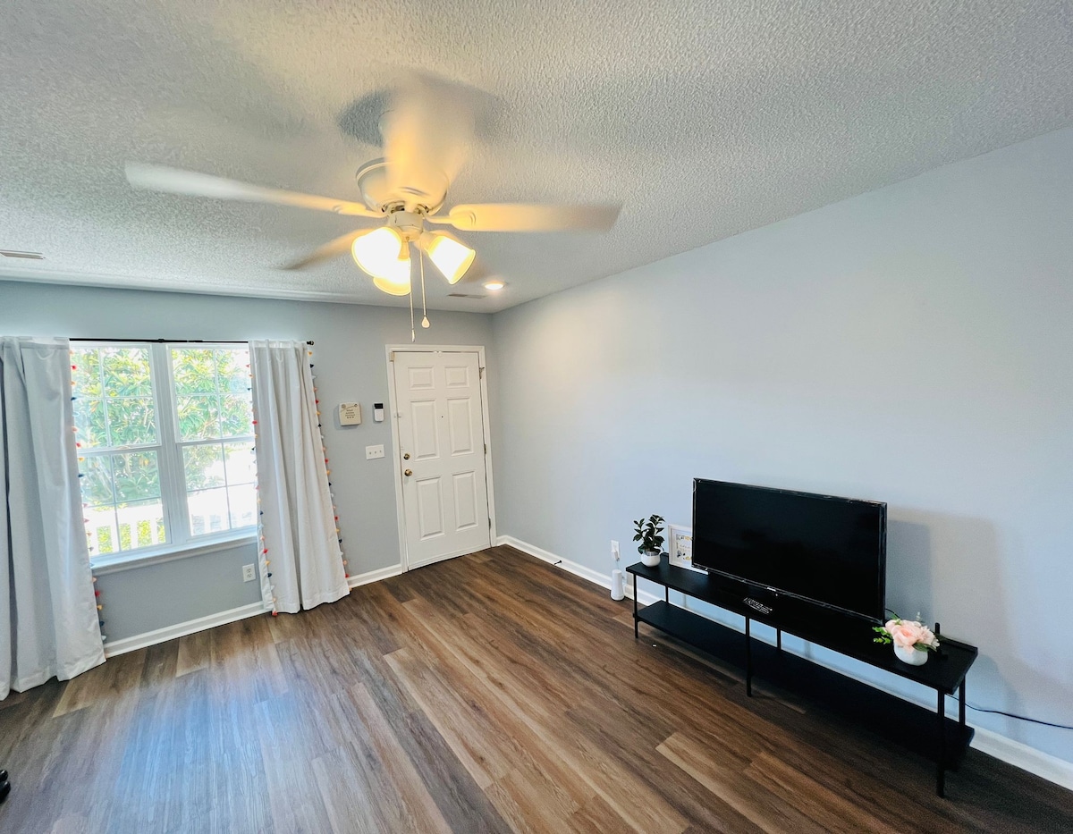 Newly renovated cozy 3 bedrooms with free parking
