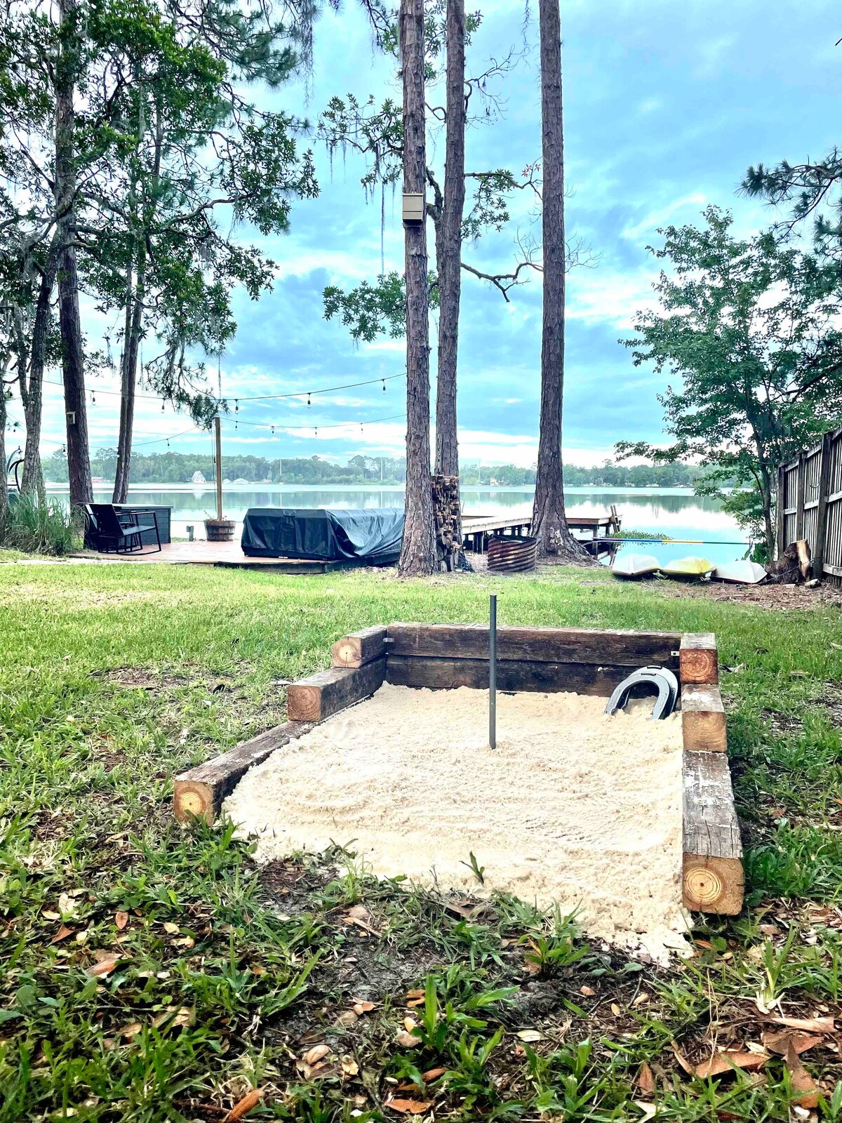 Lake Front Hot Tub, Fire Pit, Horse Shoes & Kayaks