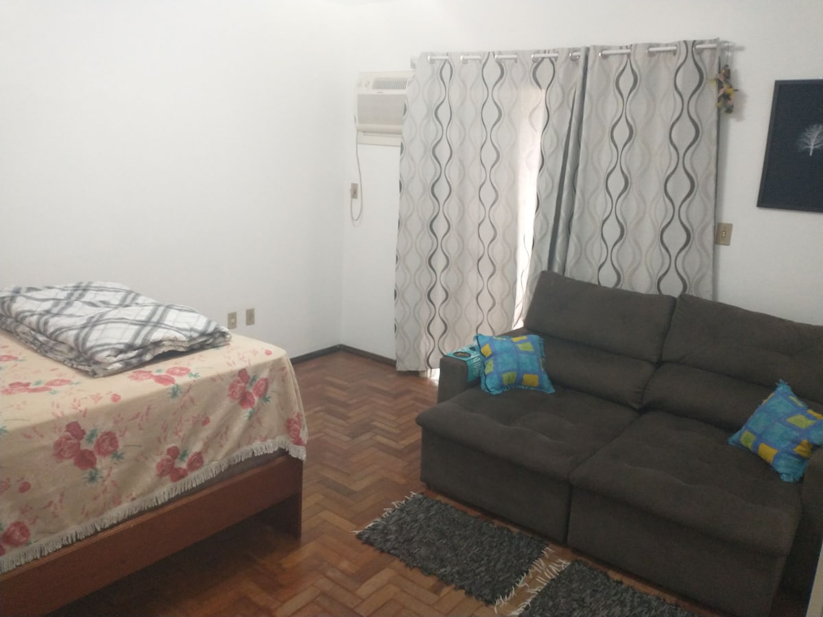 Quarto c cama de casal e ar cnd