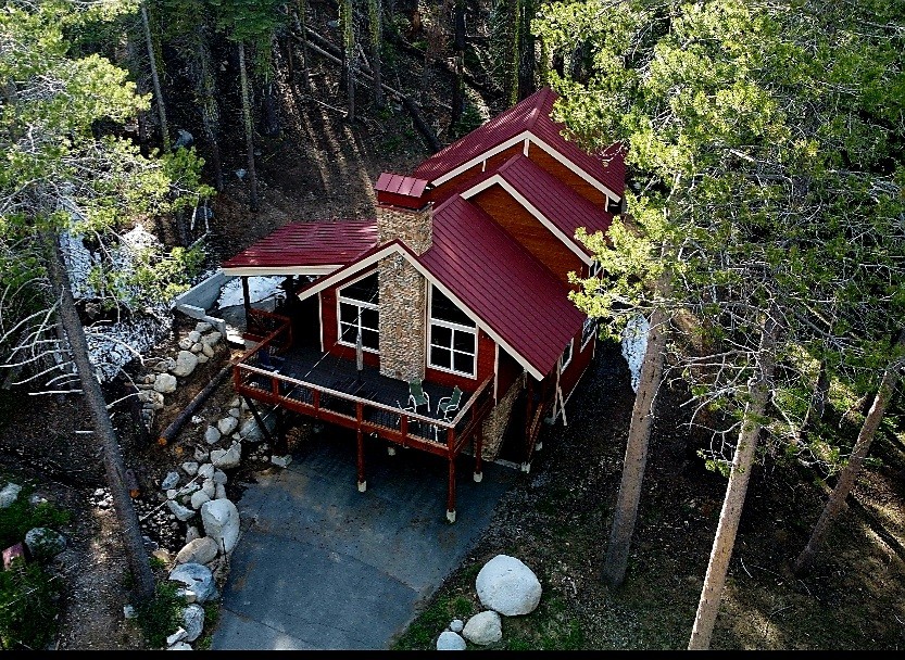 宁静的湖泊小屋，靠近糖碗，通往湖泊的台阶