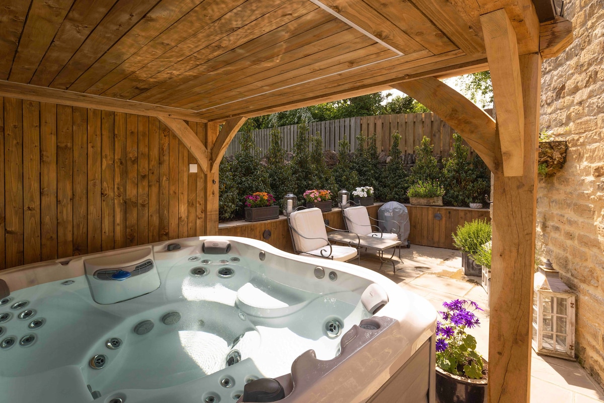 Cotswold cottage with hot tub