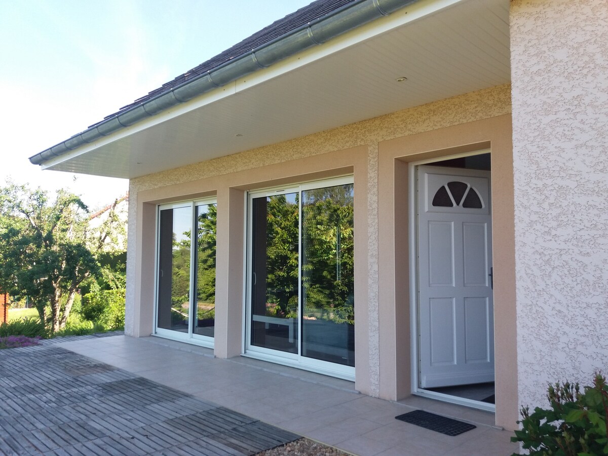 Maison tout confort, vue sur le lac des Settons