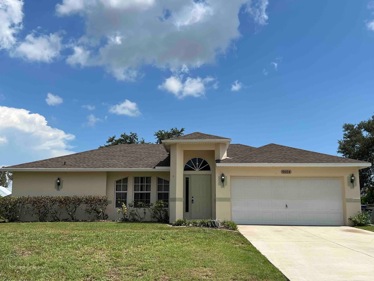 Clean & comfortable 3/2 Close to Airport/FGCU