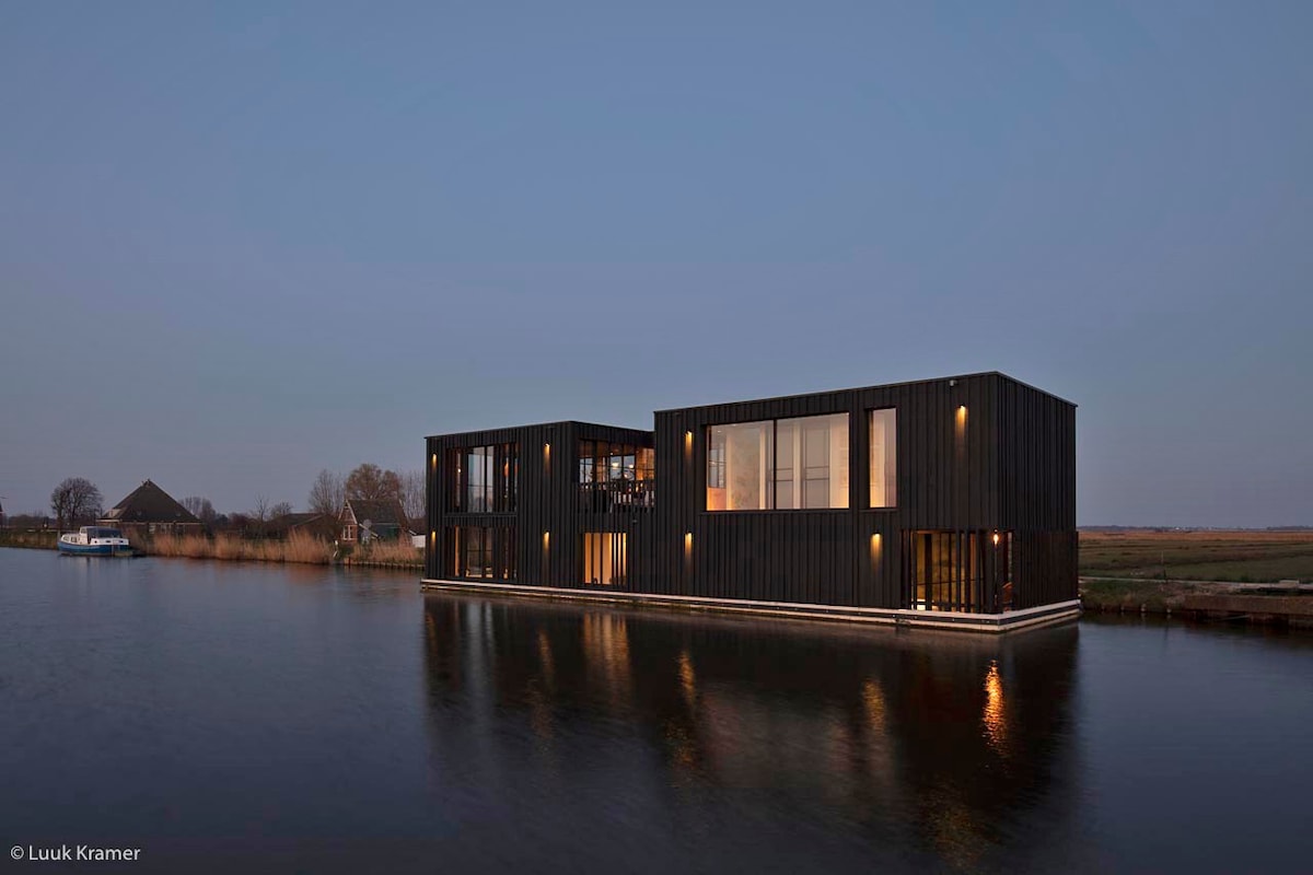 Houseboat/watervilla Black Swan