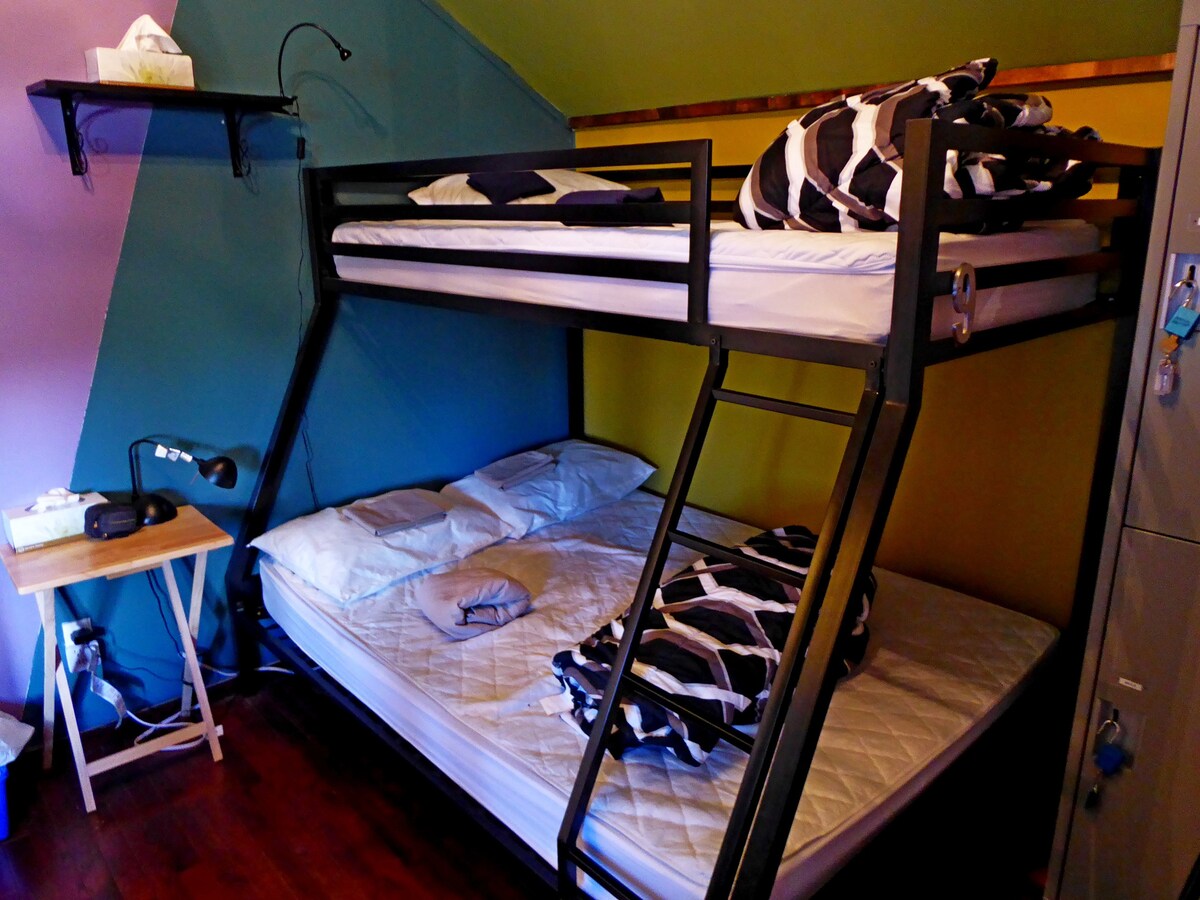Wanderer 's Inn Hostel -Couple' s Room