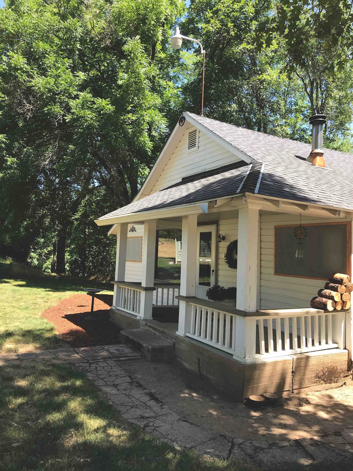 宁静的历史悠久的小木屋，位于九英亩庄园。