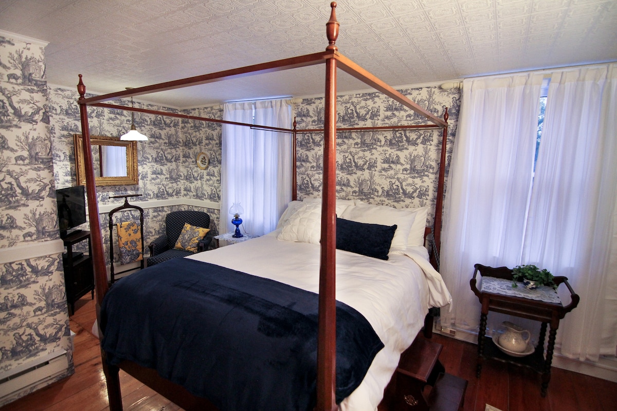 The Laurentide Inn Bluff Suite