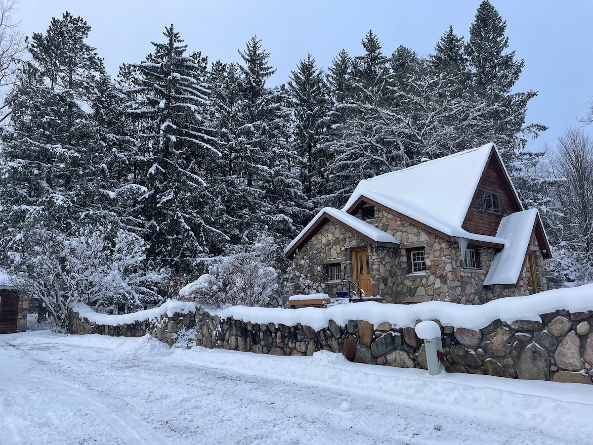 Cozy Stone House & Pub w/20 acres of outdoor fun