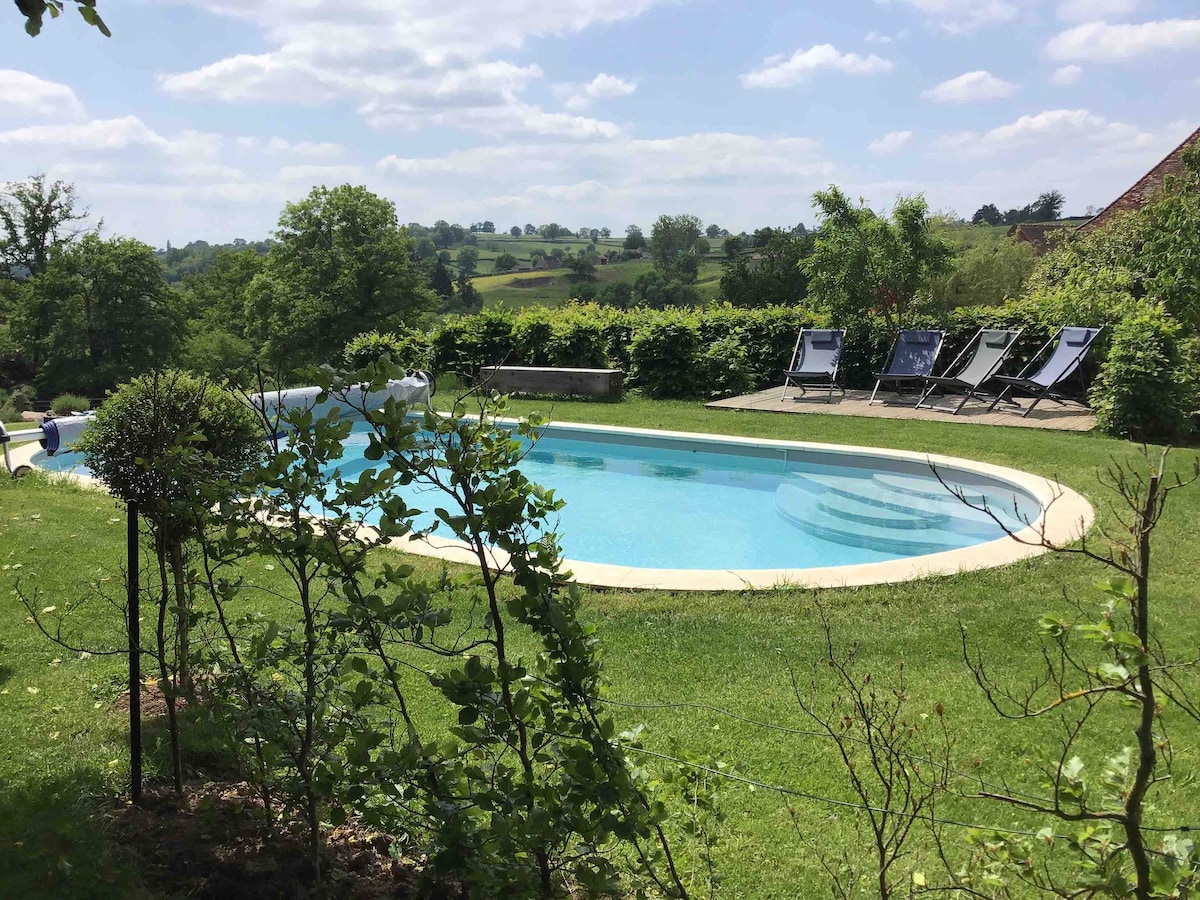 Country house „lost“ in Bourgogne pasture.