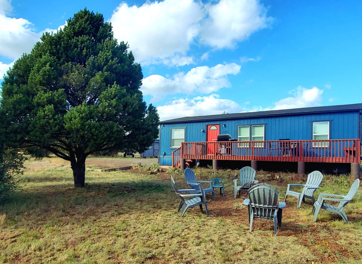 Pinion Pine Getaway, Fenced Acre & Mountain Views!