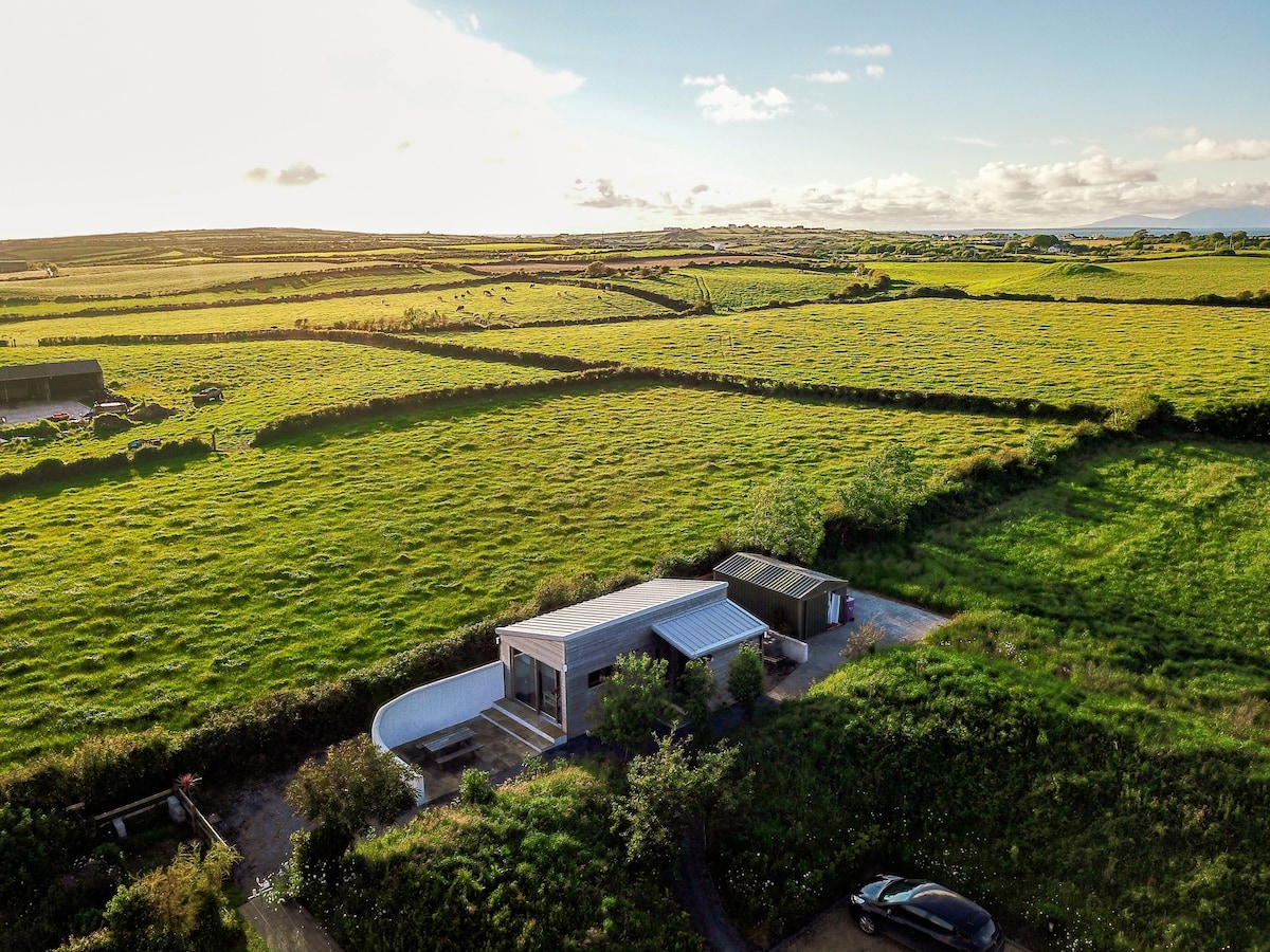 The Hide - A Cosy Coastal Wood Cabin, Maugherow