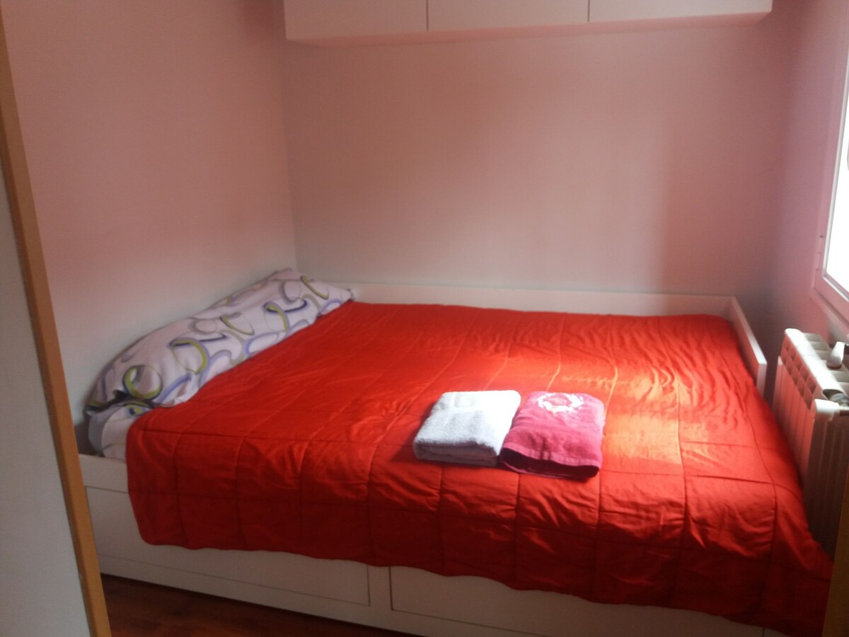 房间配有一张单人床，可延长至双人床。