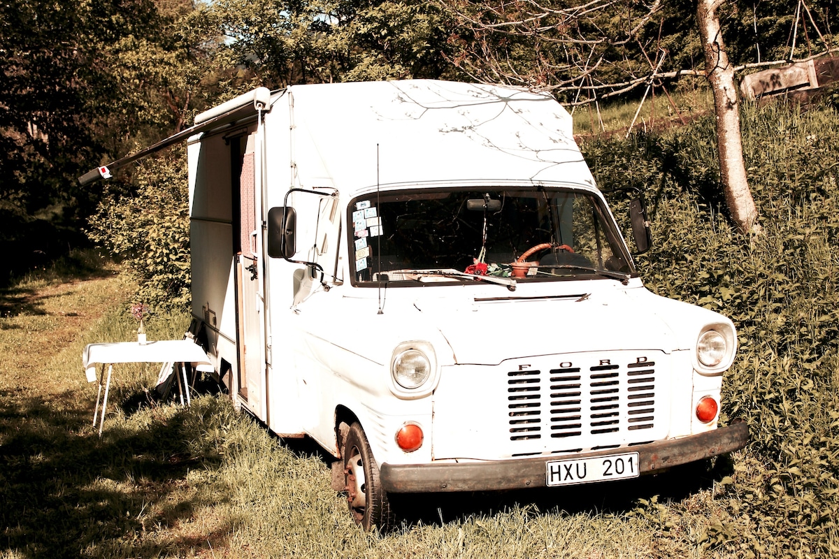 Auszeit in der Natur - in Oldtimer-Campingbus