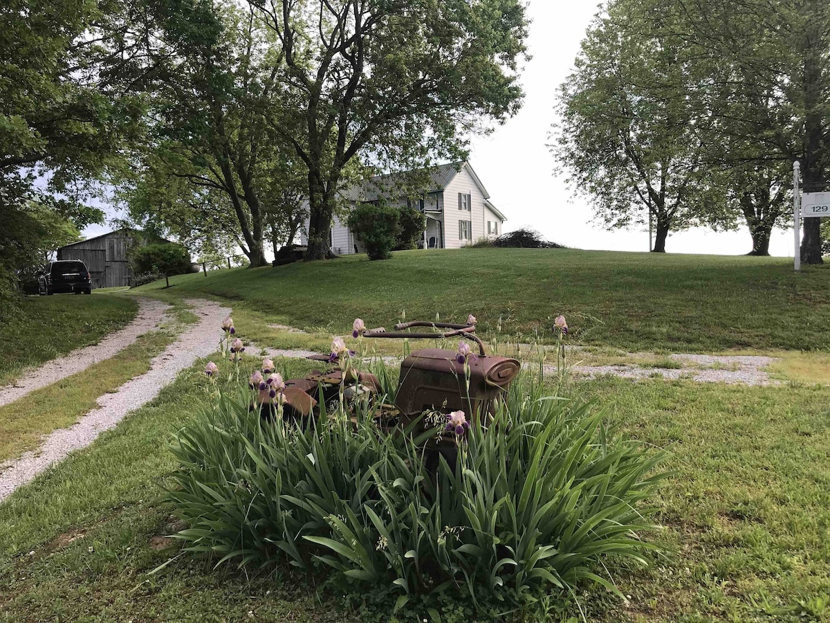 Sunset Farmhouse 5 mi to Blue Licks State Park