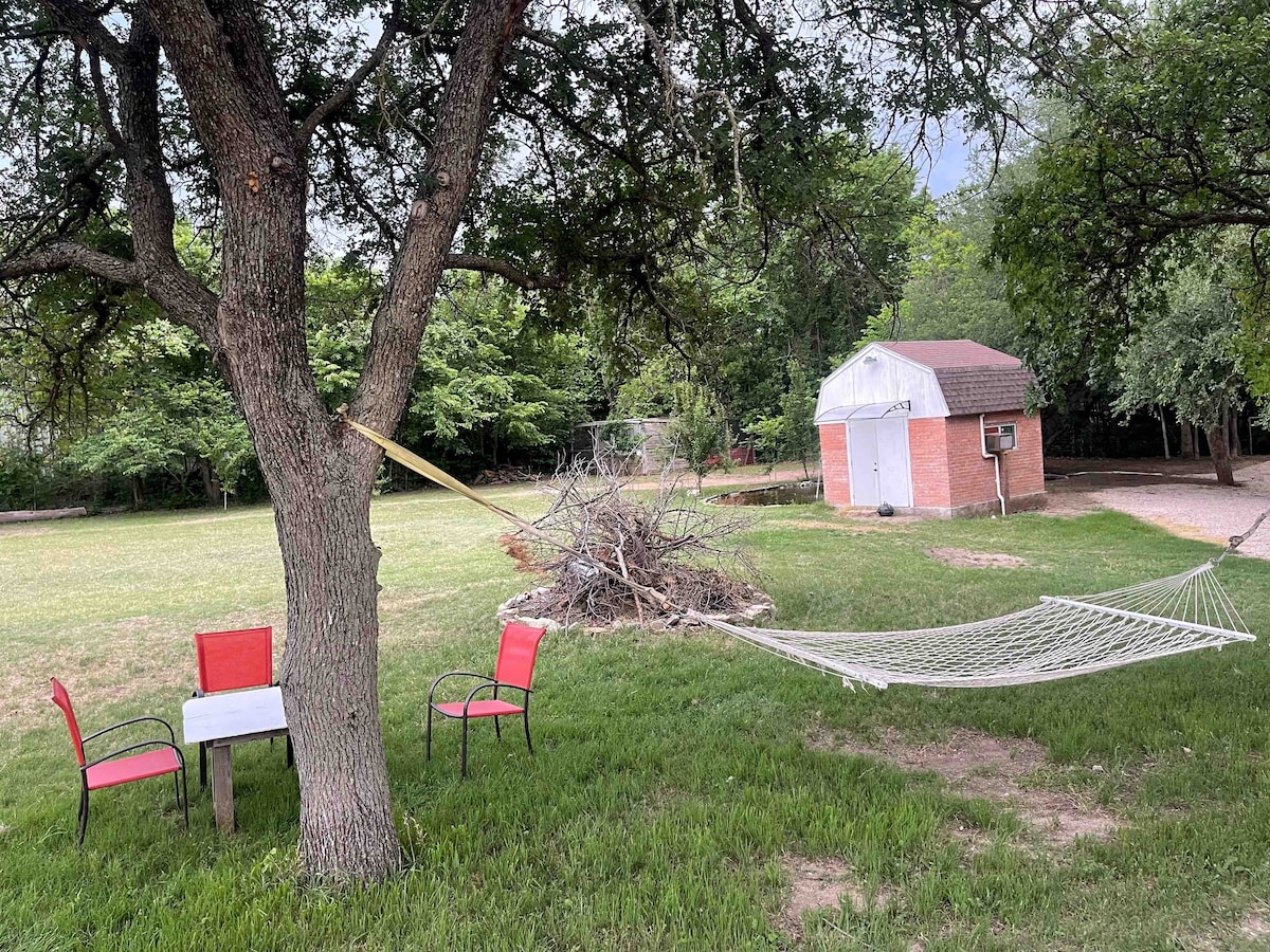 Glamping! pool party deck! Kayaks! near lakes/DFW