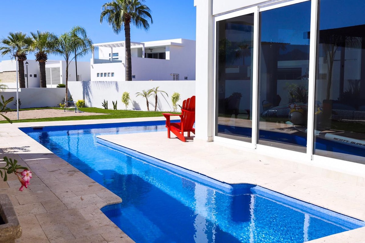 Casa de las sillas rojas -滨海真正的加热泳池