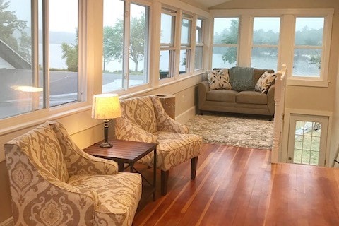 美丽的双卧室公寓，可俯瞰长湖# 2