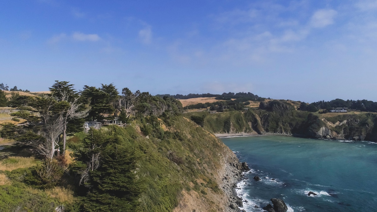 Mendocino Coast Cliffside Cottage—Shangri-La