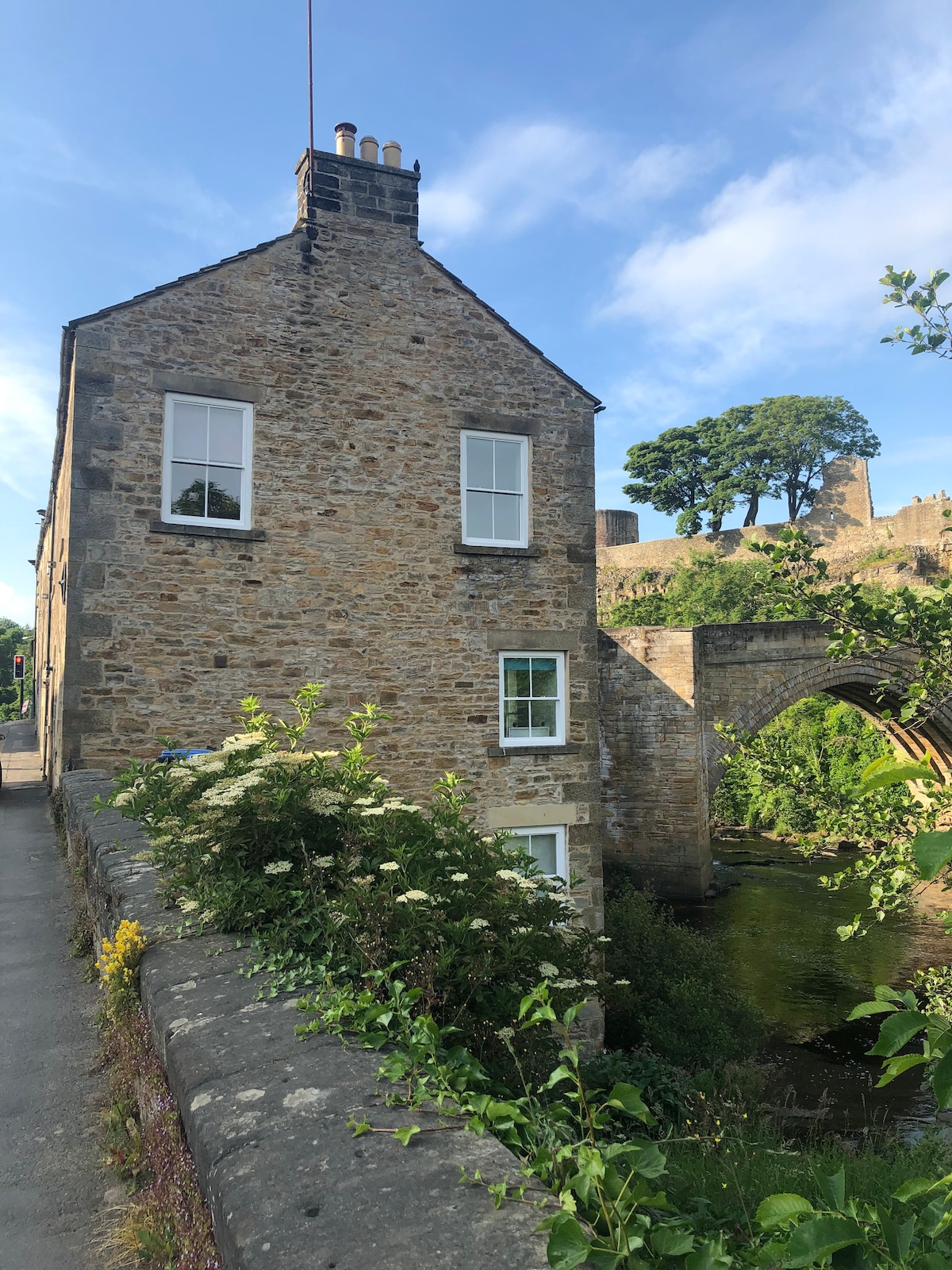 Grade II listed house with river and castle views