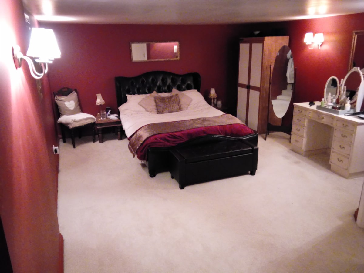 宽敞的房间，配备2米宽双人床，带套内淋浴间
