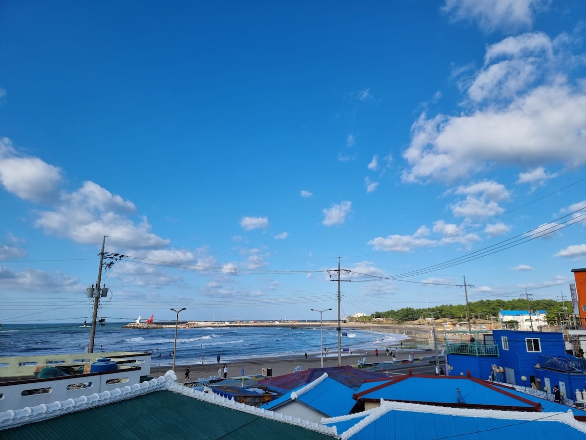 舒适的Dokchae住宿加早餐旅馆，带户外浴缸， 10秒即可抵达大海