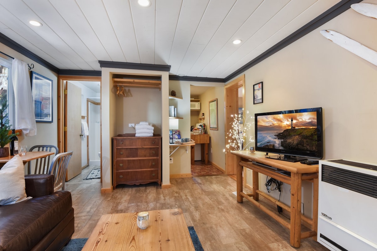 Pioneer Bungalow- Dog Friendly, Walk to Tahoe City