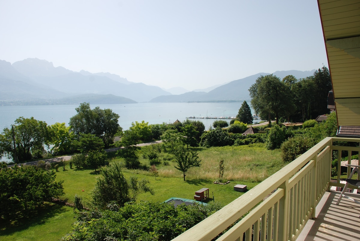 阿讷西湖（ Lake Annecy ）沿岸