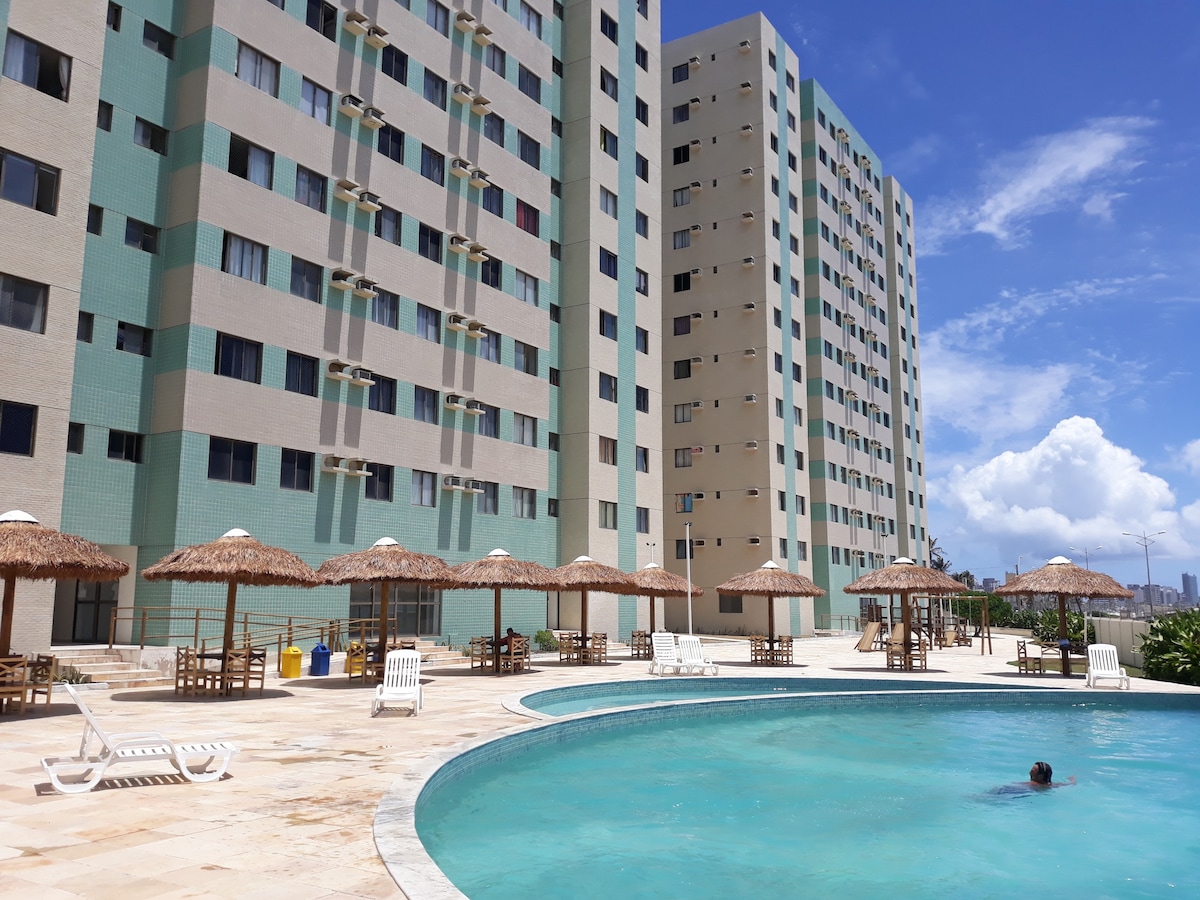 Beira-Mar公寓，设有游泳池、2间卧室、空中和无线网络！