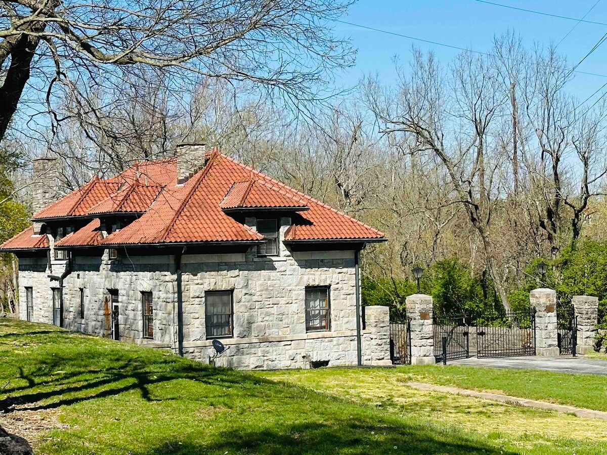 Historic Haven, Spacious 4BR Townhouse Oasis