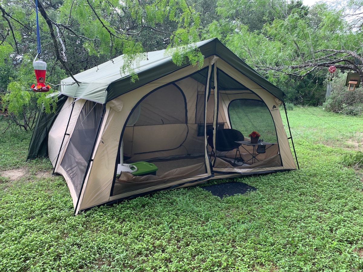 Comfy Tent Glamping in Queen beds in San Antonio