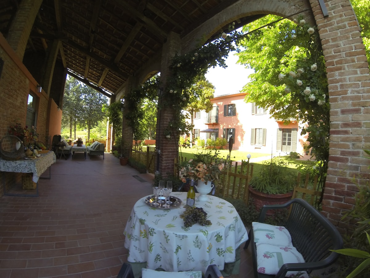 Casa singola in collina con portico e piscina