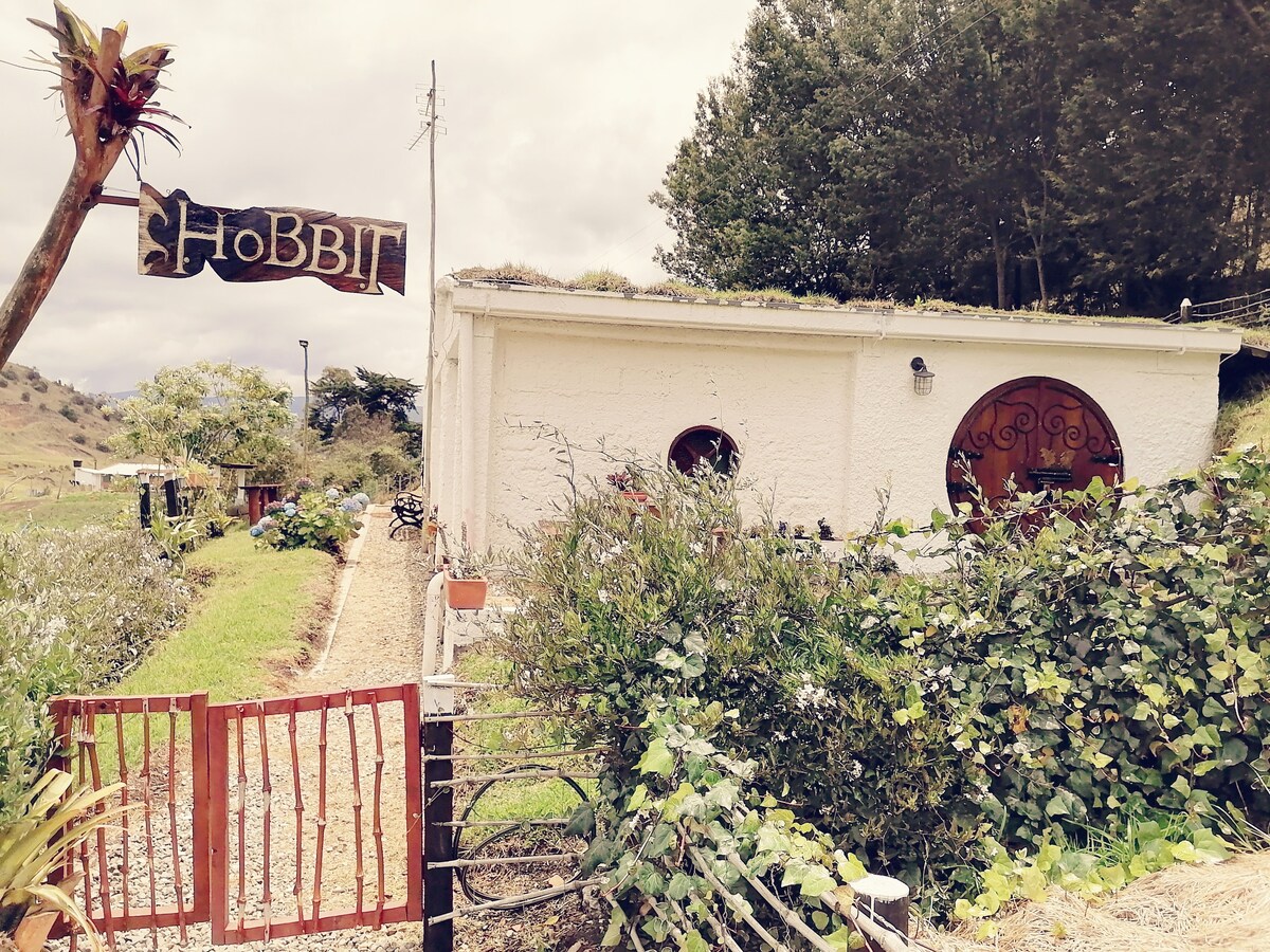 Acogedor Escondite Cabaña 'Hobbit' cerca a Bogotá!