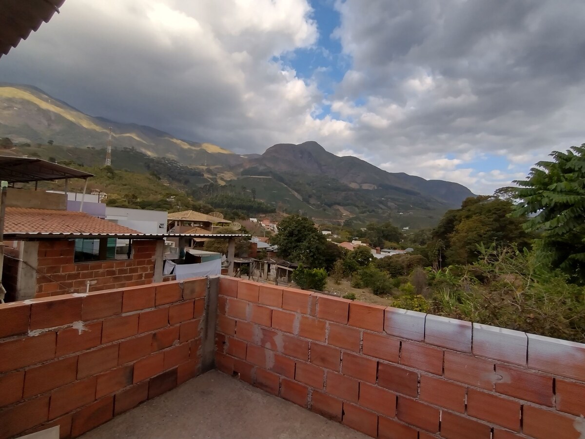 Casa está localizado em ótimo lugar em Alto Caparaó próxima a praça da matriz