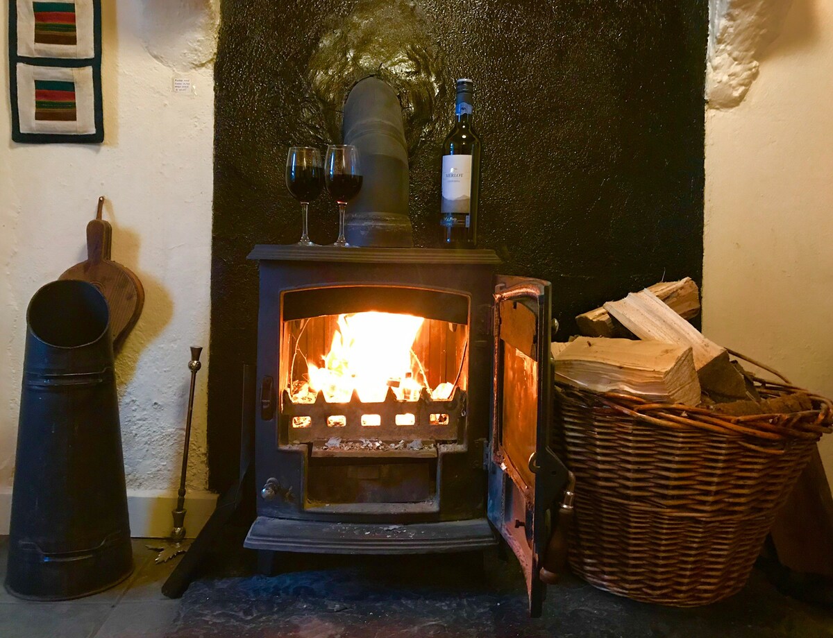 Cosy Thatched Cottage nr Coast: Log Stove, Paddock