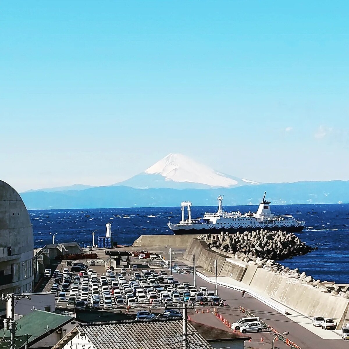 步行5分钟即可抵达冈田港（ Okada Port ） ，这是一栋可俯瞰大海和富士山全景的独立出租房　