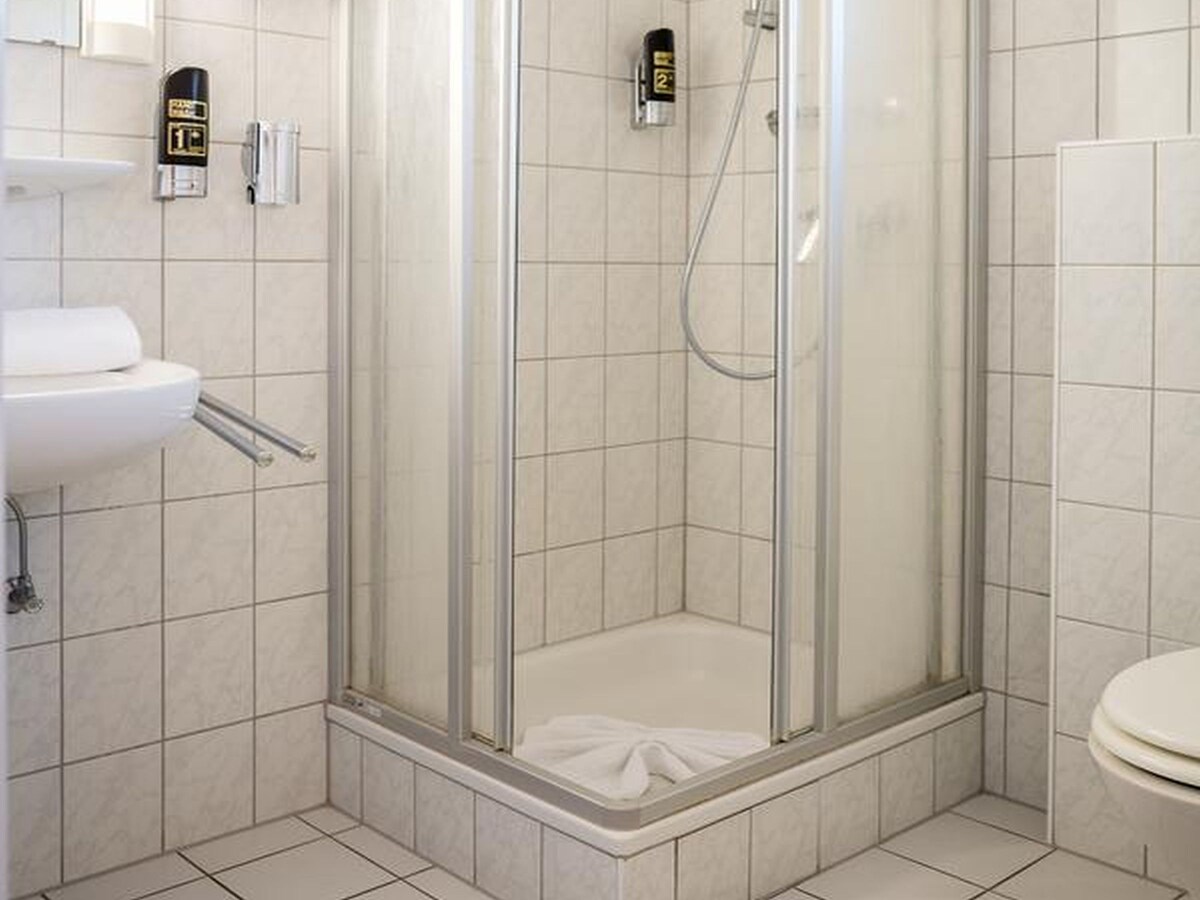 Ochsen Landgasthof酒店（辛茨海姆） ，双人房，带淋浴间和马桶