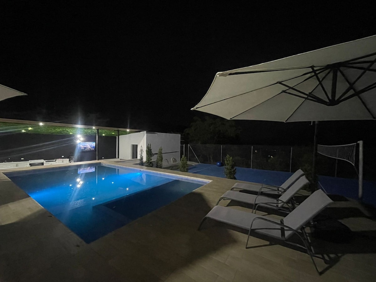 带泳池、按摩浴缸和桑拿房的Quinta en Yunguilla。