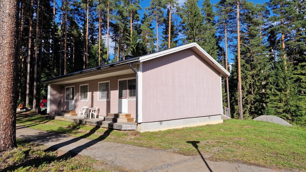 Quiet, modern cabin at the lake Edesjön
