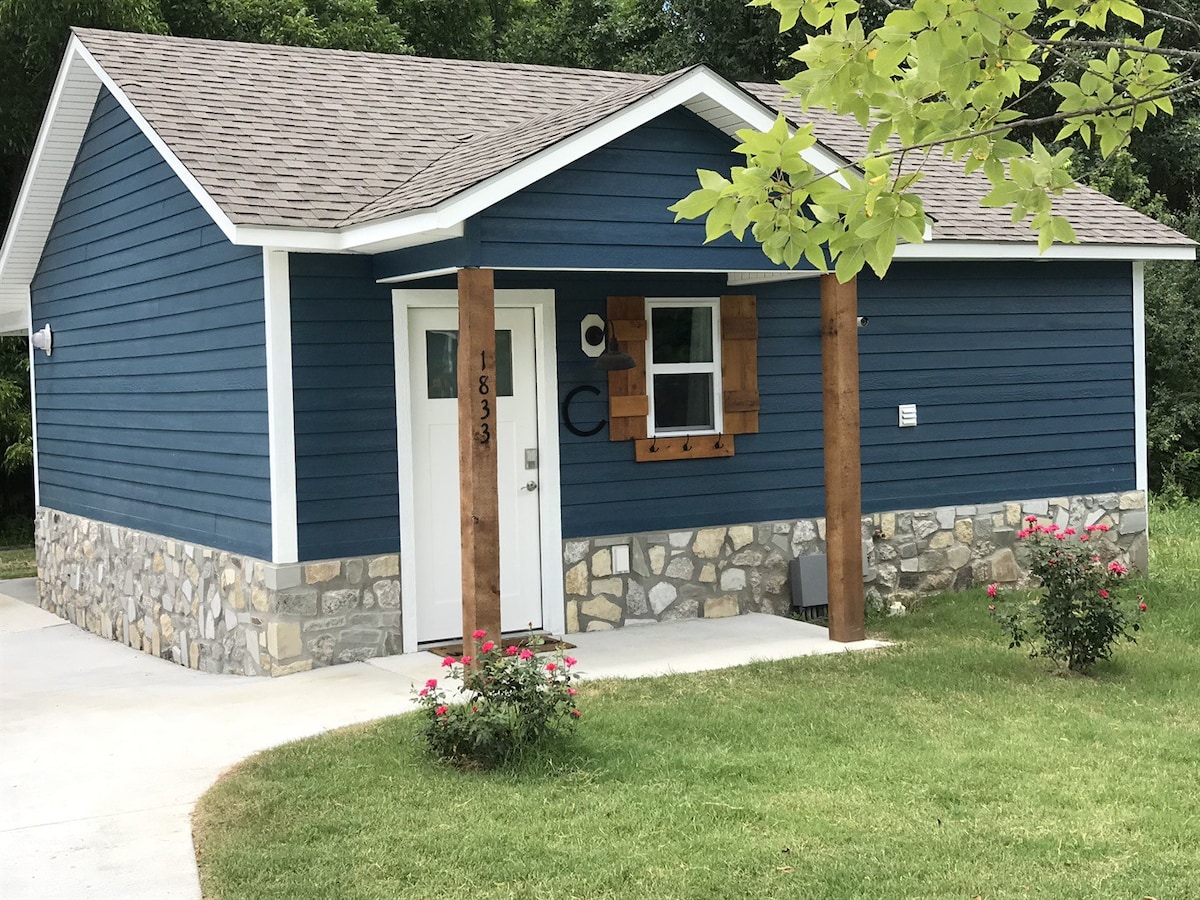 Quaint Clean Cottage with Lake Access and King Bed