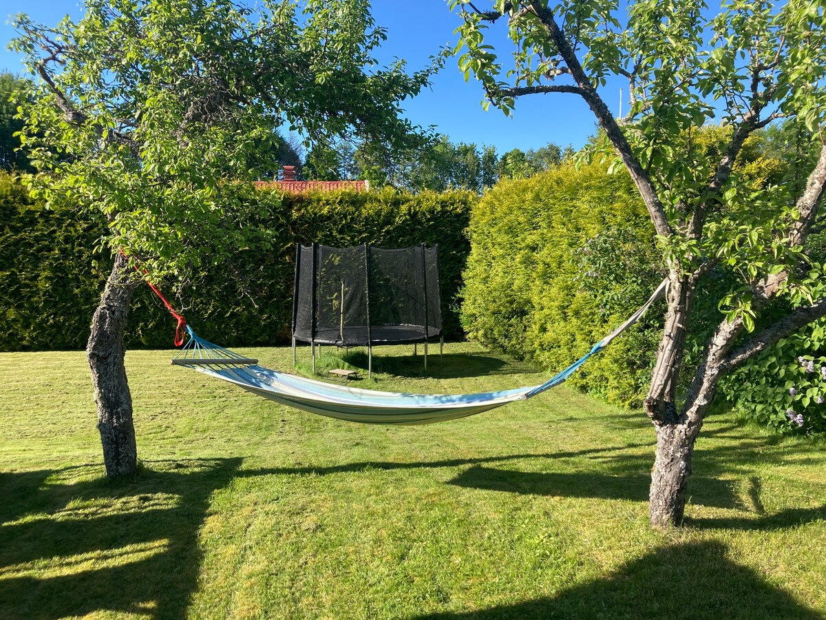 漂亮的湖畔小屋，提供免费停车位