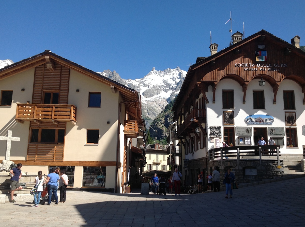 Maison Guedoz in Piazza della Chiesa