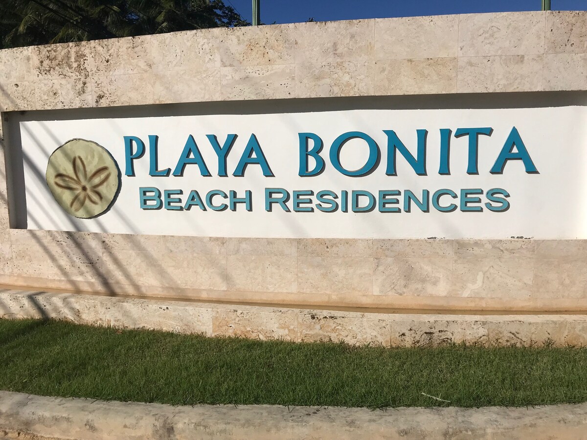 Vibrant Condo in Beachfront Complex