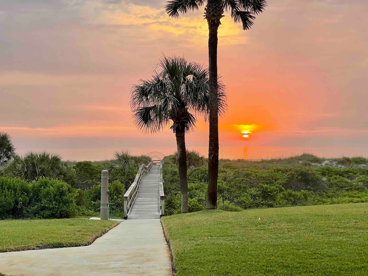 Wade n Sea Ocean Front Condo