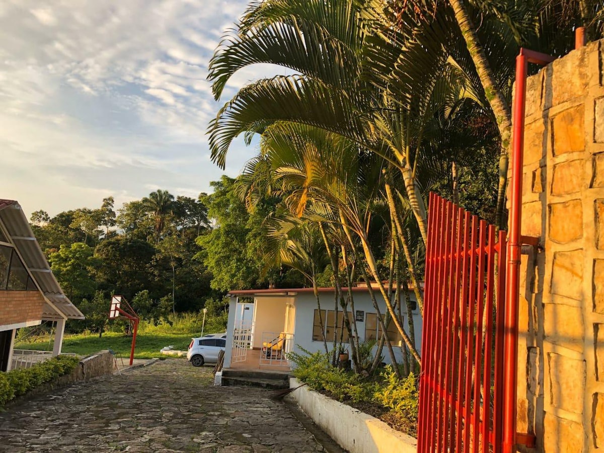 Acogedora finca Mesitas del colegio