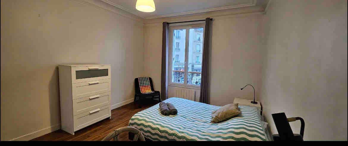 Very private room in spacious, sunny Paris flat