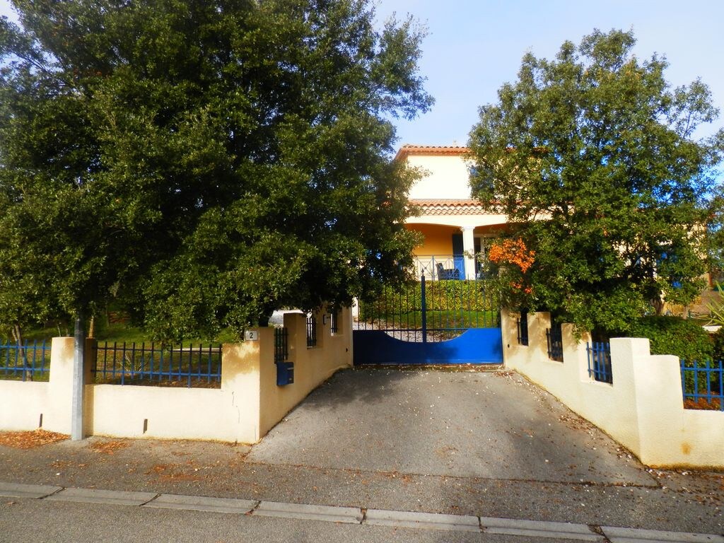 Maison intégrée dans un cadre arboré avec piscine.