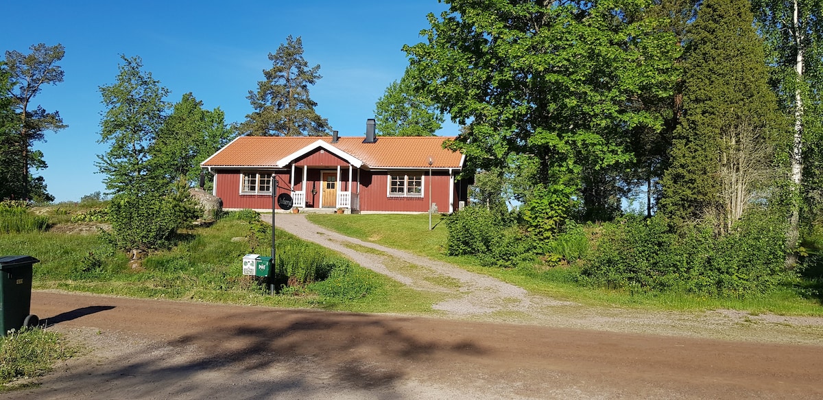 Småland漂亮的红色宁静小屋